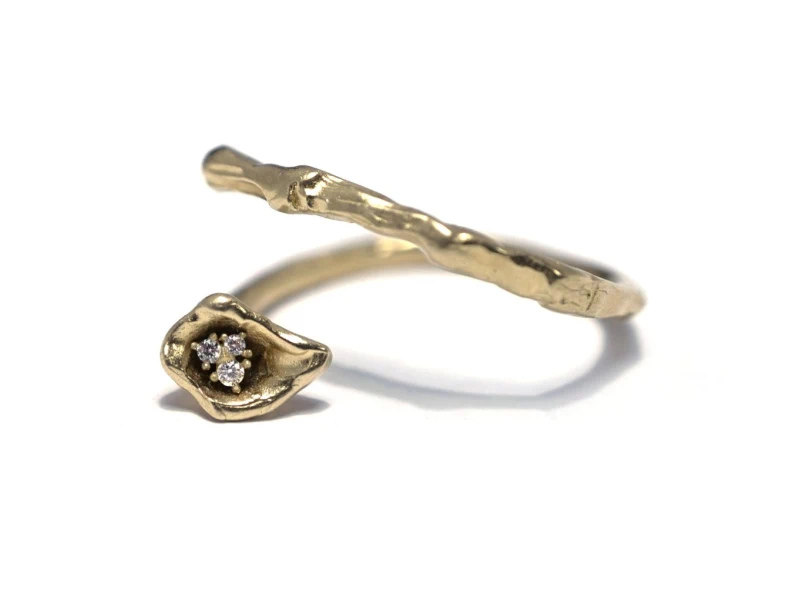 zlatý prsten se třemi přírodními diamanty