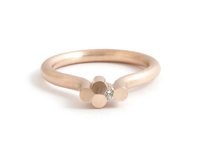 prsten z růžového zlata s přírodním diamantem