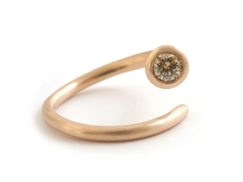 prsten z růžového zlata s přírodním diamantem Champagne